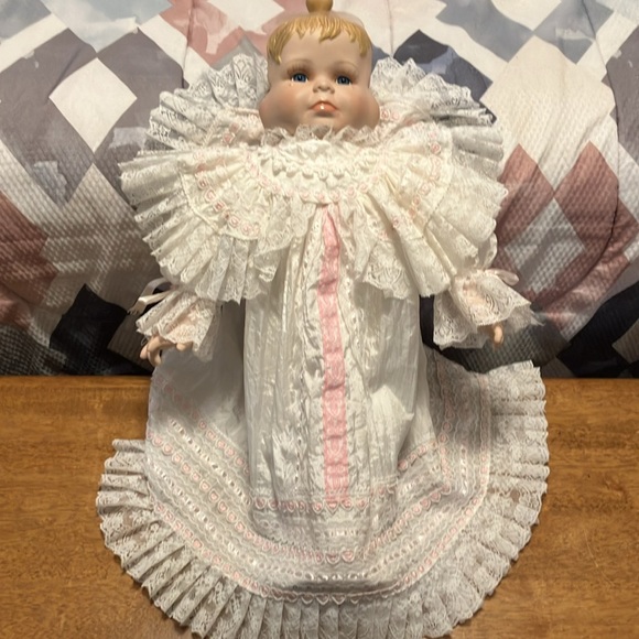 Great find !! Vintage 20” cloth doll with porcelain face , hands n feet. n - Picture 3 of 11